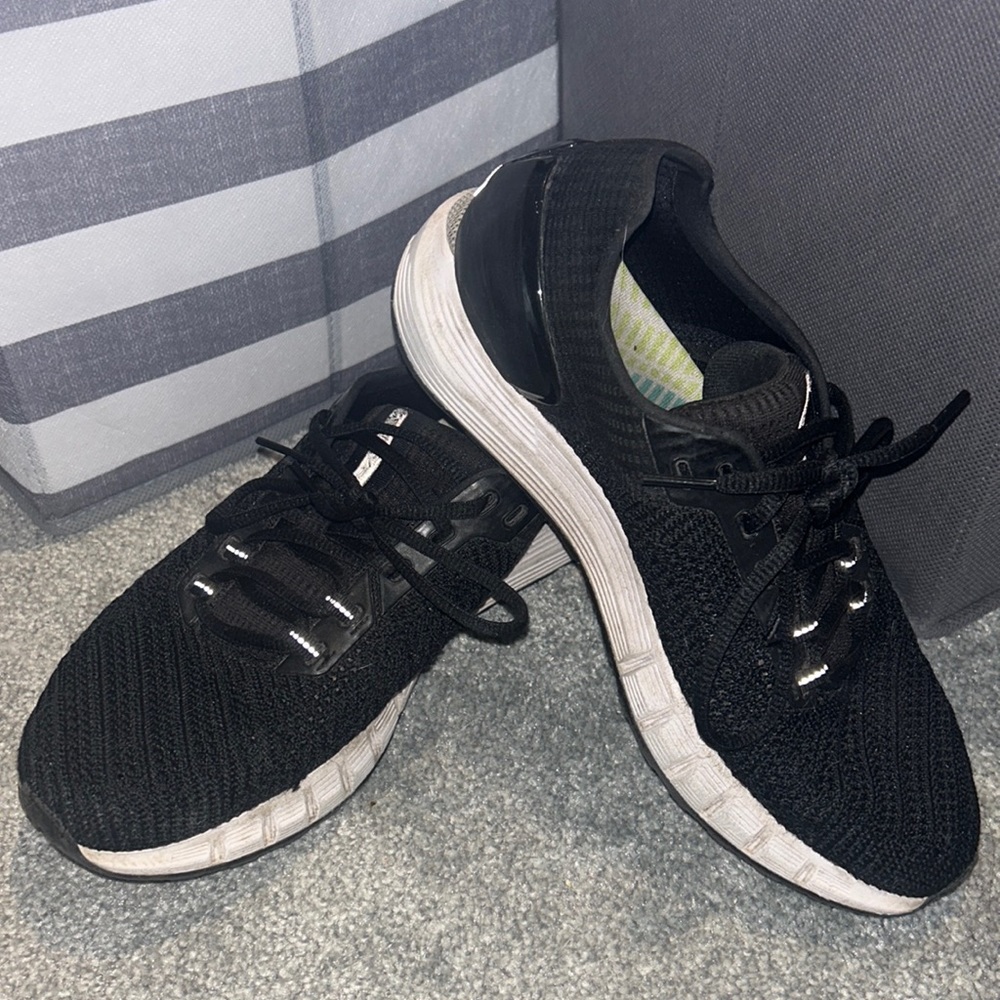 Women’s Under Armour HOVR Sonic size 9
